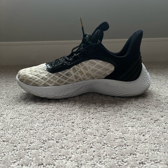 Under Armour Curry Flow Basketball Shoes - Picture 9 of 11